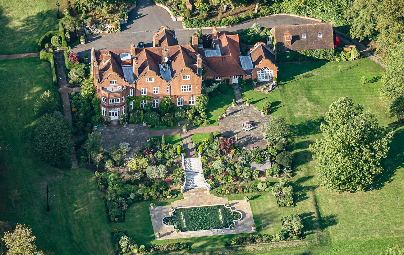 Украинские беженцы смогут жить в доме Оззи Осборна: вот как выглядит этот особняк за 6 млн евро